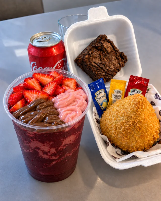 Combo com açaí, coxinha grande, brownie e Coca-Cola
